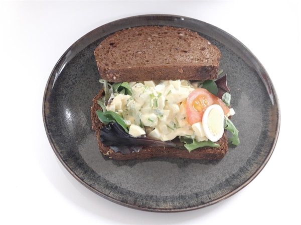 Bruin boerenbrood Eiersalade