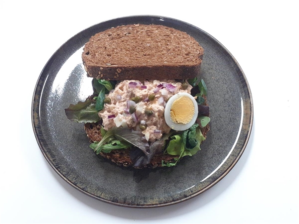 Bruin boerenbrood Tonijnsalade