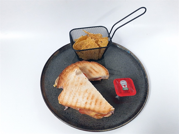 Tosti ham en kaas met tomaat witbrood