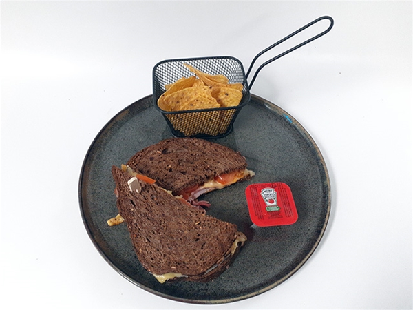 Tosti ham en kaas met tomaat bruinbrood